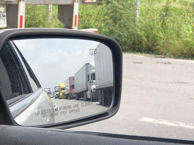 Forman tráilers largas filas en puente Reynosa-Pharr Forman tráilers largas filas en puente Reynosa-Pharr