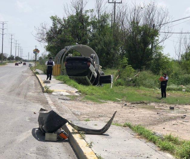 Vuelca a alta velocidad en libramiento y escapa Vuelca a alta velocidad en libramiento y escapa