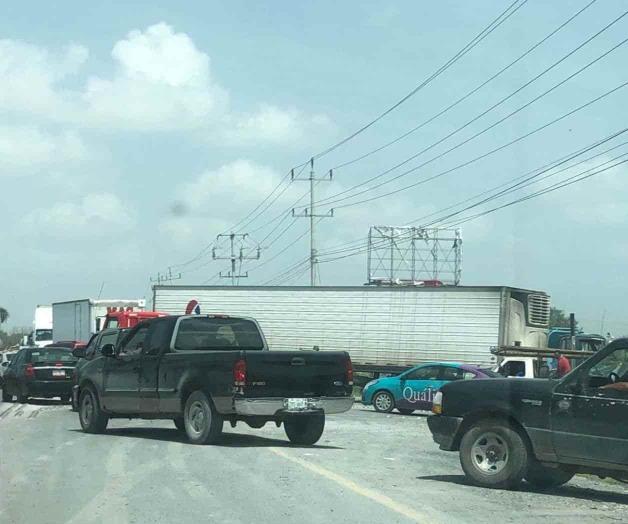 Forman tráilers largas filas en puente Reynosa-Pharr Forman tráilers largas filas en puente Reynosa-Pharr