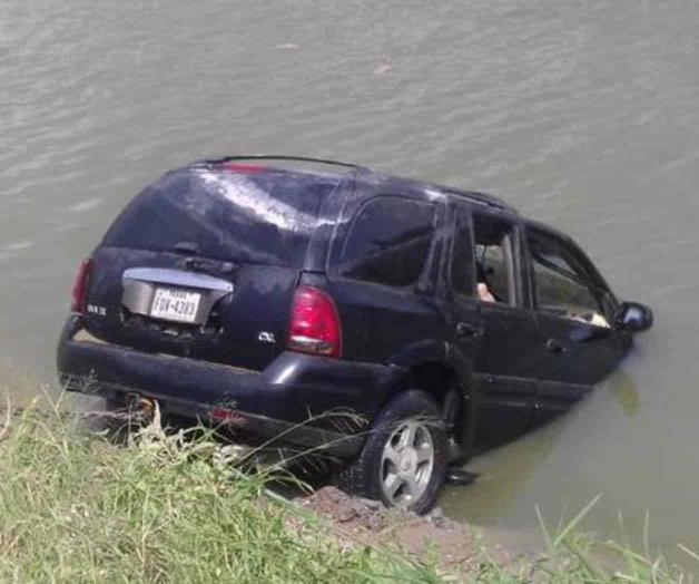 Cae camioneta a canal Anzaldúa Cae camioneta a canal Anzaldúa