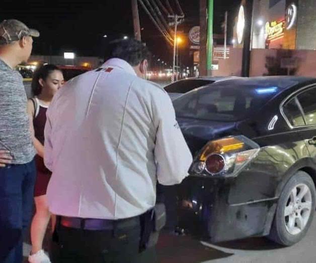 Choca repartidor contra automóvil Choca repartidor contra automóvil