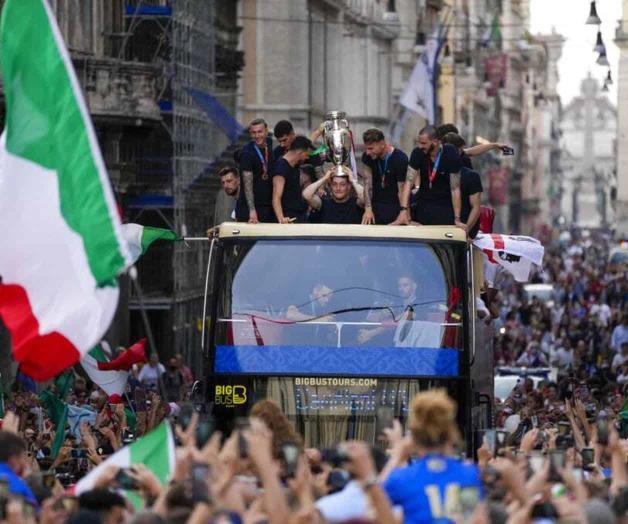 Italia estalla de júbilo al recibir a campeones de la Euro Italia estalla de júbilo al recibir a campeones de la Euro
