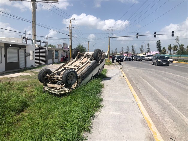 Vuelca a alta velocidad en libramiento y escapa Vuelca a alta velocidad en libramiento y escapa