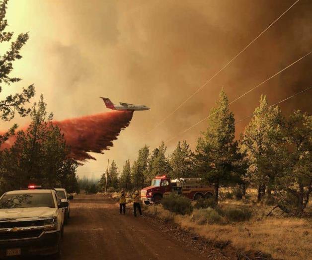 Miles de bomberos luchan contra grandes incendios en Occidente Miles de bomberos luchan contra grandes incendios en Occidente