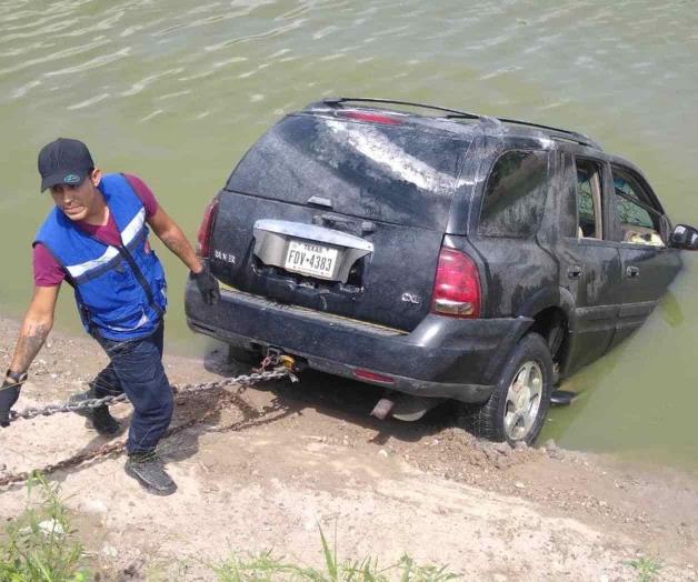 Rescatan camioneta del canal Anzaldúas Rescatan camioneta del canal Anzaldúas