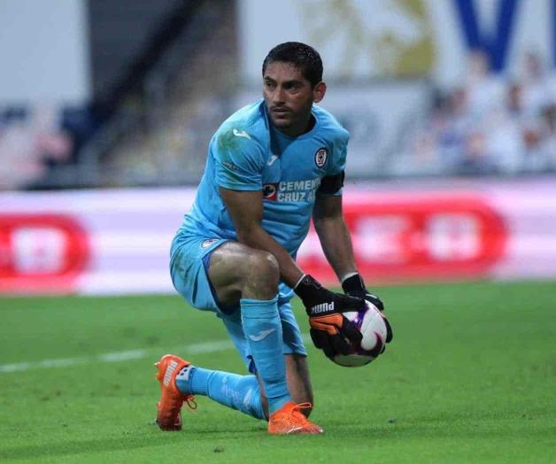 Renueva Cruz Azul a Corona