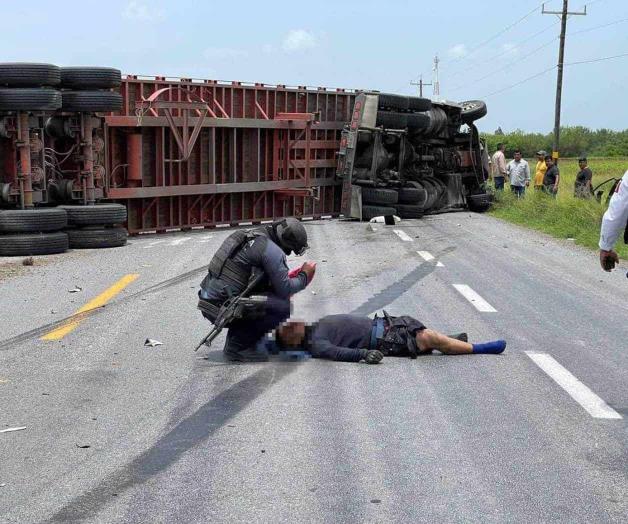 Embiste tráiler patrulla: un muerto Embiste tráiler patrulla: un muerto