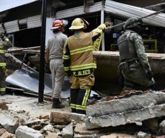 Cae marquesina sobre una mujer en Guadalajara