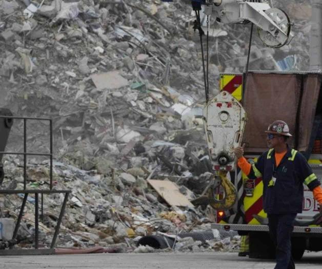 Recuperan pertenencias entre escombros de edificio en Miami Recuperan pertenencias entre escombros de edificio en Miami