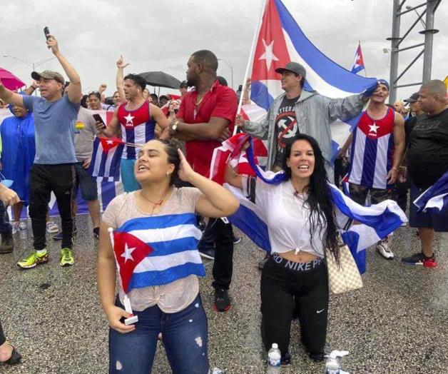 Manifestantes en Miami bloquean autopista en apoyo a cubanos Manifestantes en Miami bloquean autopista en apoyo a cubanos