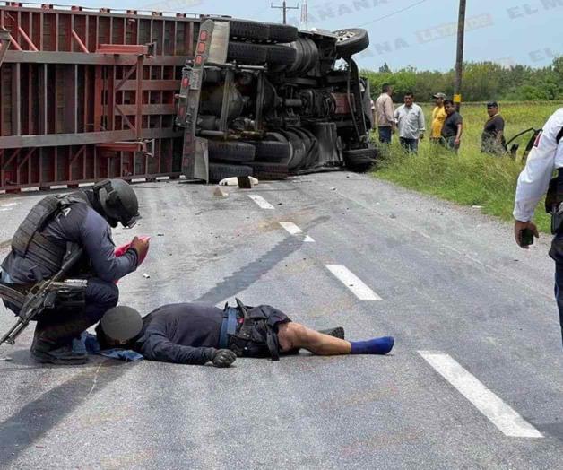 Embiste tráiler a patrulla, varios policías heridos Embiste tráiler a patrulla, varios policías heridos