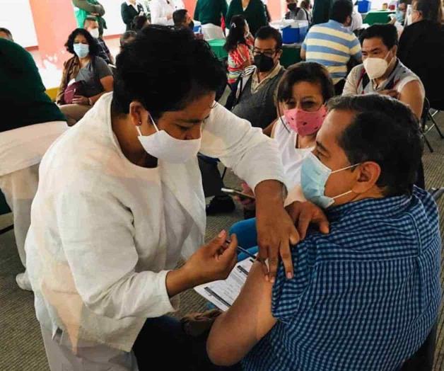 Inicia aplicación de vacuna a personas mayores de 50 Inicia aplicación de vacuna a personas mayores de 50