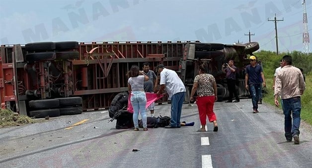 Embiste tráiler a patrulla, varios policías heridos