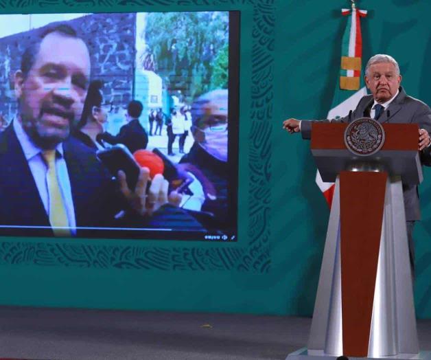 Exhibe insultos racistas en protesta en Embajada