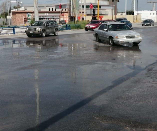 Llega fuga de agua a transitado crucero Llega fuga de agua a transitado crucero
