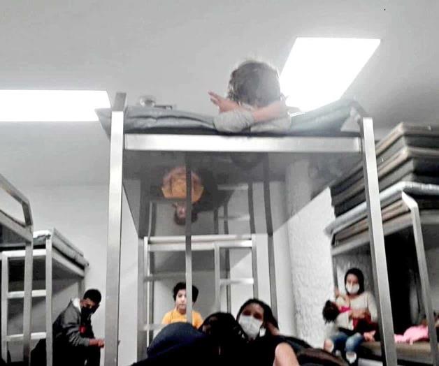 Hacinan niños en el AICM Hacinan niños en el AICM