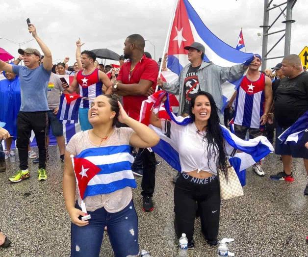 Bloquean autopista en apoyo a cubanos Bloquean autopista en apoyo a cubanos