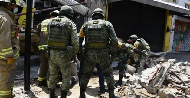 Cae marquesina sobre una mujer en Guadalajara