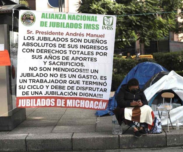 Escalan reclamos; piden ver a AMLO Escalan reclamos; piden ver a AMLO