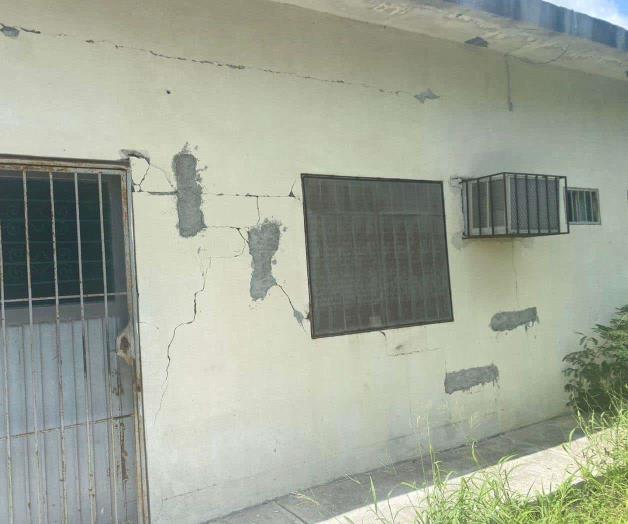 Luce con grietas y deterioro el edificio de Servicios Regionales de la Educación