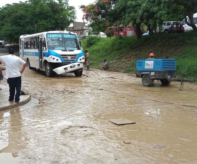 Se abre socavón, cae autobús con pasajeros Se abre socavón, cae autobús con pasajeros
