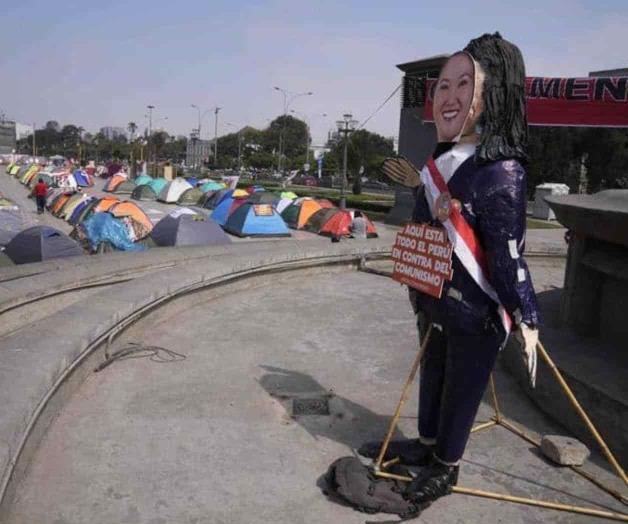 Simpatizantes de Fujimori atacan autos de ministros en Perú