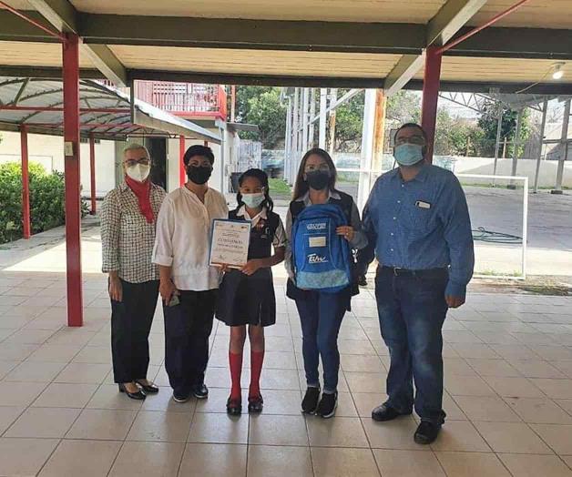 Premian a alumna destacada