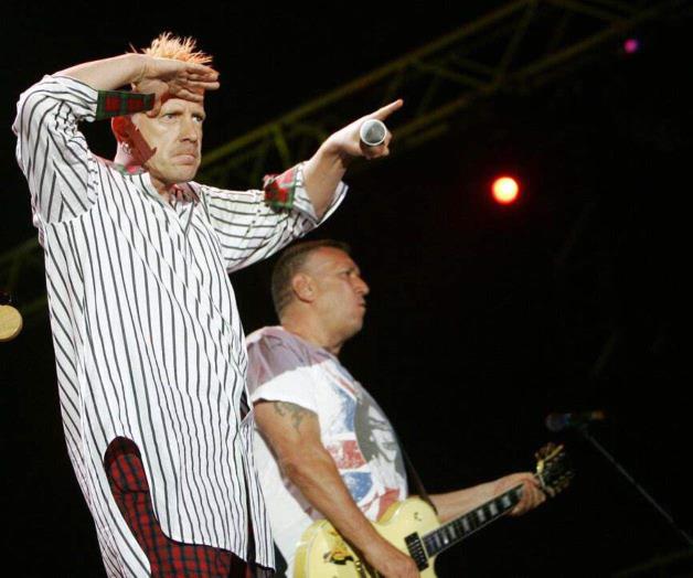 Ex Sex Pistols demandan a Johnny Rotten