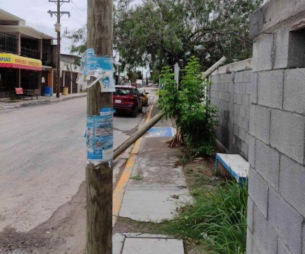 Continúa poste caído obstruyendo el paso Continúa poste caído obstruyendo el paso