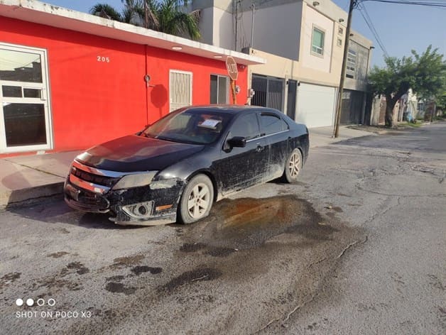Choca y abandona su auto