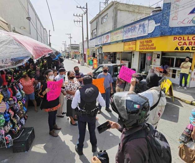 Bloquean vecinos calle 6 y 7 de Victoria por fuga de drenaje Bloquean vecinos calle 6 y 7 de Victoria por fuga de drenaje