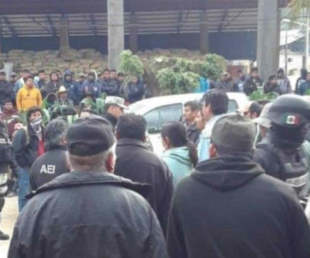 Retienen campesinos a autoridades en Oaxaca Retienen campesinos a autoridades en Oaxaca