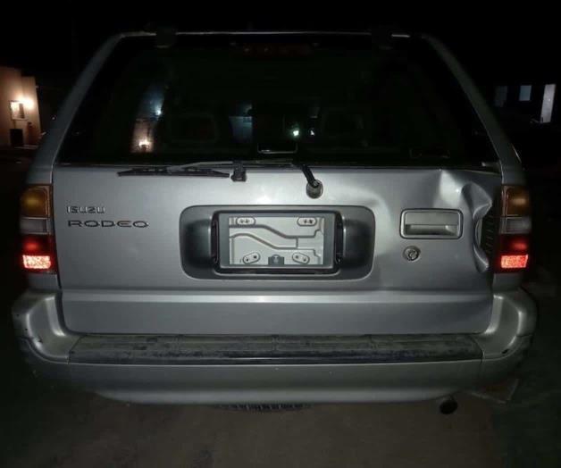 Maneja ebrio, de reversa… choca