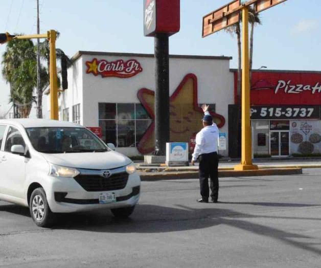 Asignan agentes al fallar semáforo Asignan agentes al fallar semáforo