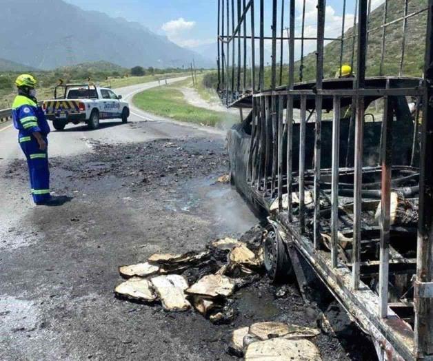 Se incendia camioneta en vía a Saltillo Se incendia camioneta en vía a Saltillo