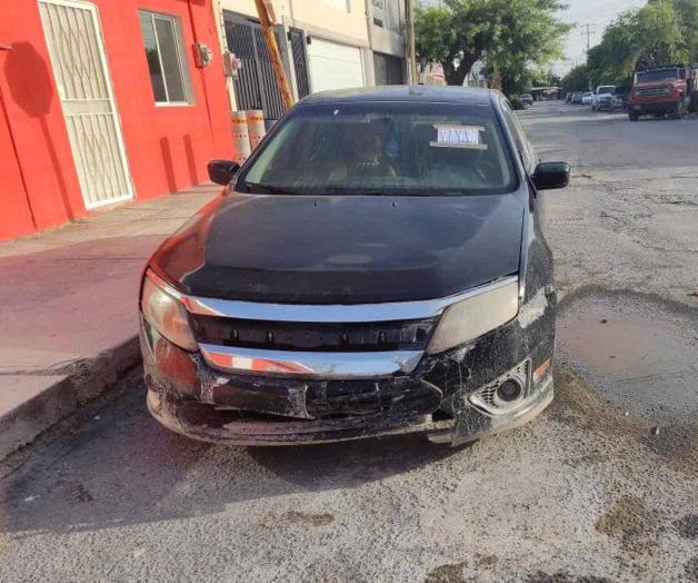 Choca y abandona su auto Choca y abandona su auto
