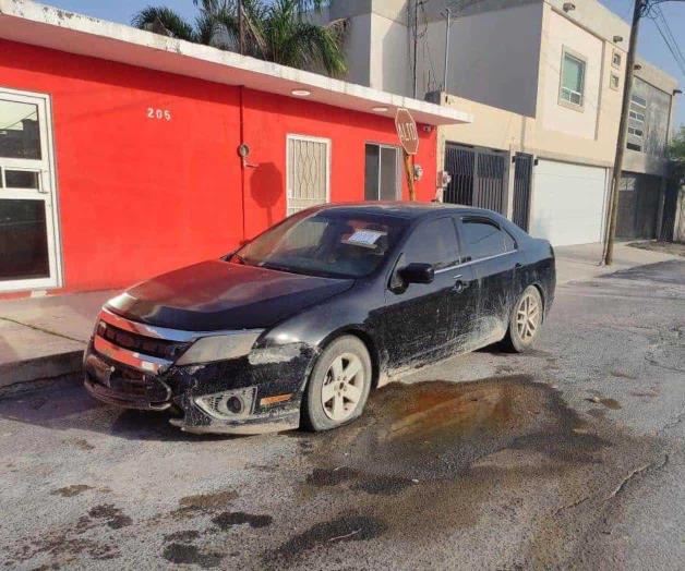 Choca y abandona auto en calle Aguascalientes Choca y abandona auto en calle Aguascalientes