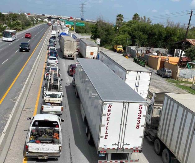 Colapsan tráilers tráfico de Río Bravo-Reynosa Colapsan tráilers tráfico de Río Bravo-Reynosa