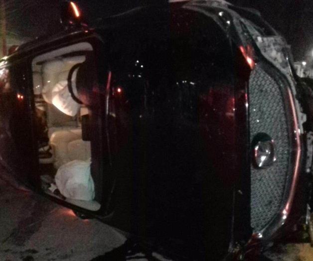 Deja volcadura un lesionado y cuantiosos daños materiales Deja volcadura un lesionado y cuantiosos daños materiales