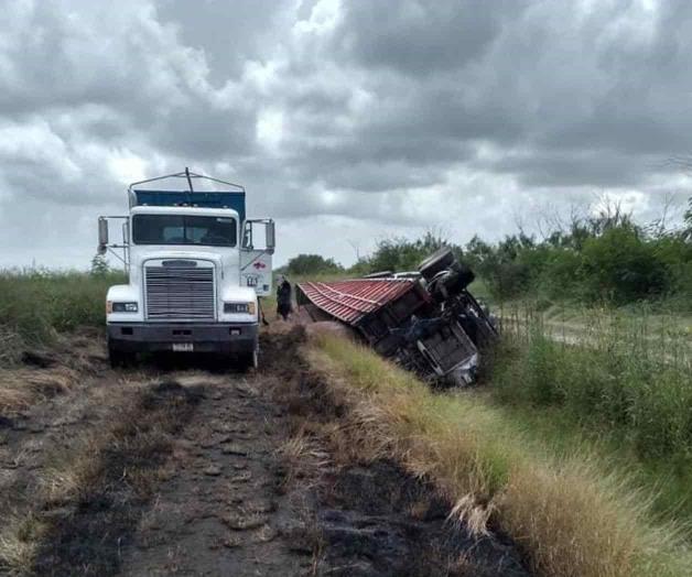 Vuelca otro camión con sorgo... y se quema Vuelca otro camión con sorgo... y se quema