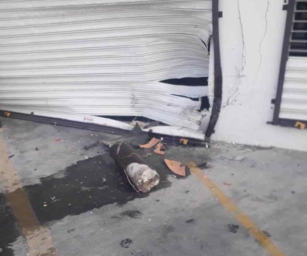 Daña 2 vehículos y local comercial