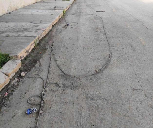 Reportan cables caídos de CFE en la calle Rayón