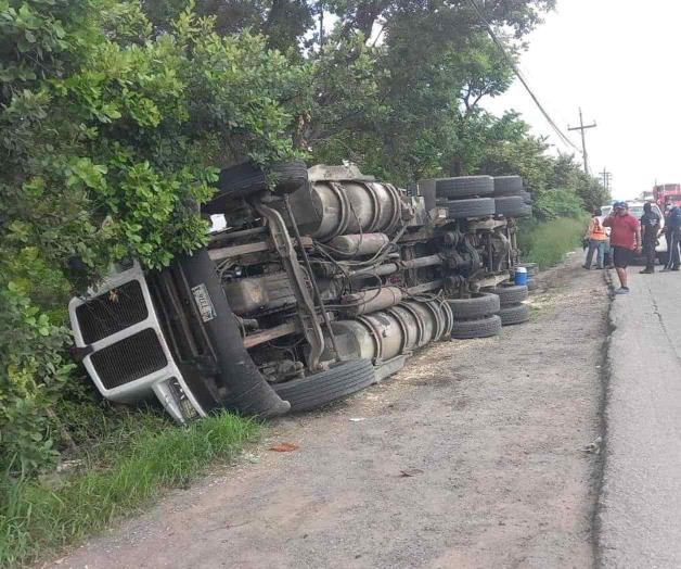 Vuelca tráiler; estaba detenido frente a Maseca