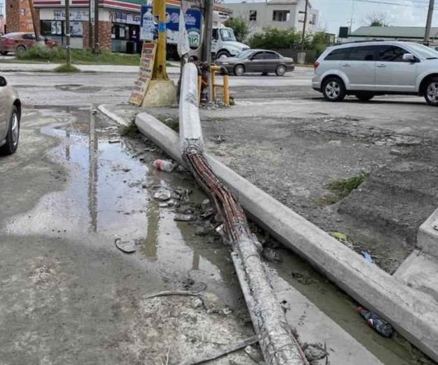 Obstruyen vialidad postes de la CFE Obstruyen vialidad postes de la CFE