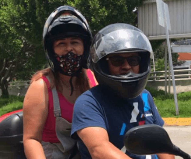 Pareja llega en moto a drive thru para recibir vacuna antiCovid, en Edomex Pareja llega en moto a drive thru para recibir vacuna antiCovid, en Edomex