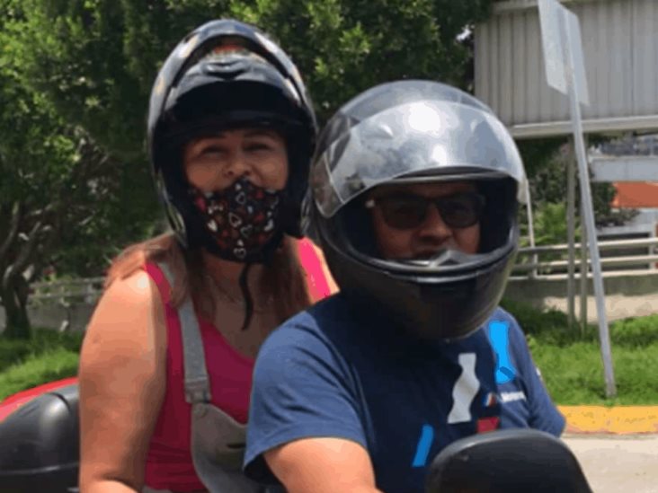 Pareja llega en moto a drive thru para recibir vacuna antiCovid, en Edomex Pareja llega en moto a drive thru para recibir vacuna antiCovid, en Edomex