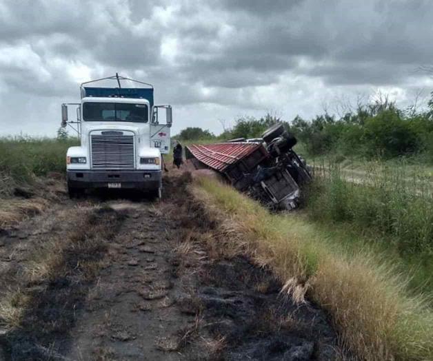 Vuelca camión con sorgo Vuelca camión con sorgo