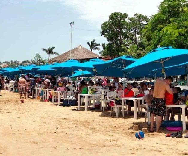 Abarrotan playas de Acapulco pese a alza en casos de Covid