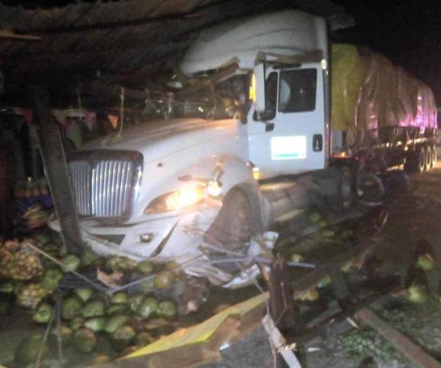 Dormita trailero y tumba puesto de tortas y frutería Dormita trailero y tumba puesto de tortas y frutería