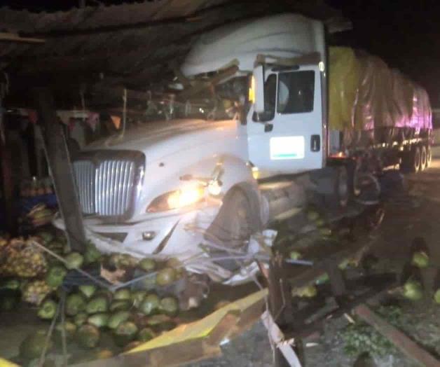 Dormita trailero y tumba puesto de tortas y una frutería ambulante Dormita trailero y tumba puesto de tortas y una frutería ambulante